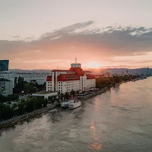 Hilton Waterfront 4* Wien